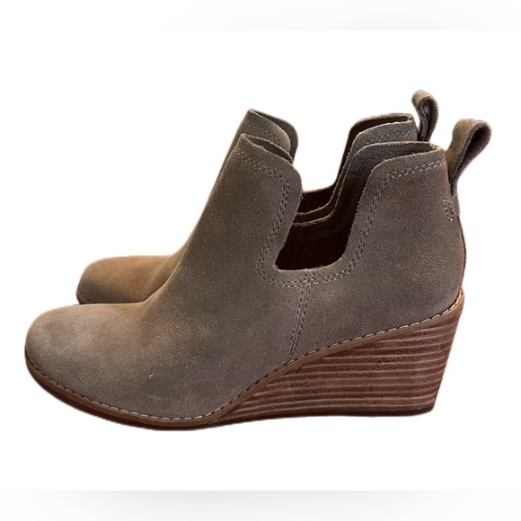 TOMS THE KALLIE Taupe Suede Wedge Boot Size 5 - Picture 2 of 10